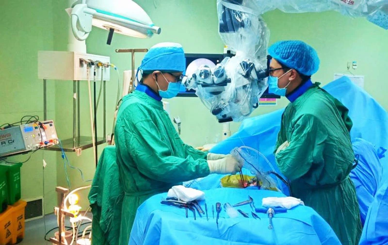 Các bác sĩ thực hiện phẫu thuật thành công cho bệnh nhân bằng phương pháp mới