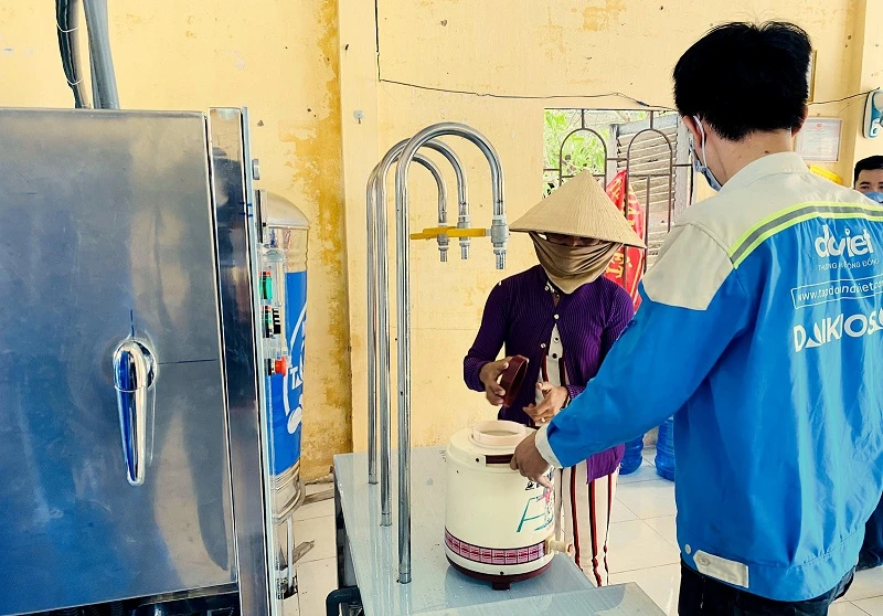 Hệ thống máy lọc nước nhiễm mặn Daikiosan được lắp miễn phí cho bà con vùng hạn mặn - Ảnh: Tuấn Quang