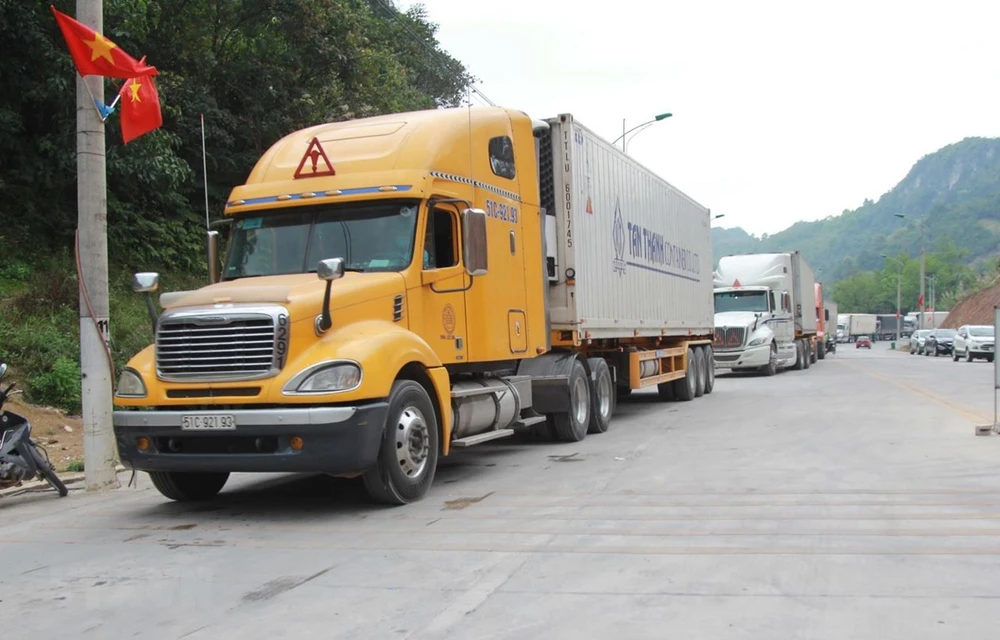 Phương tiện xuất khẩu hàng hóa qua cửa khẩu Tân Thanh, Lạng Sơn đã cơ bản hết ùn ứ. (Ảnh: Quang Duy/TTXVN)