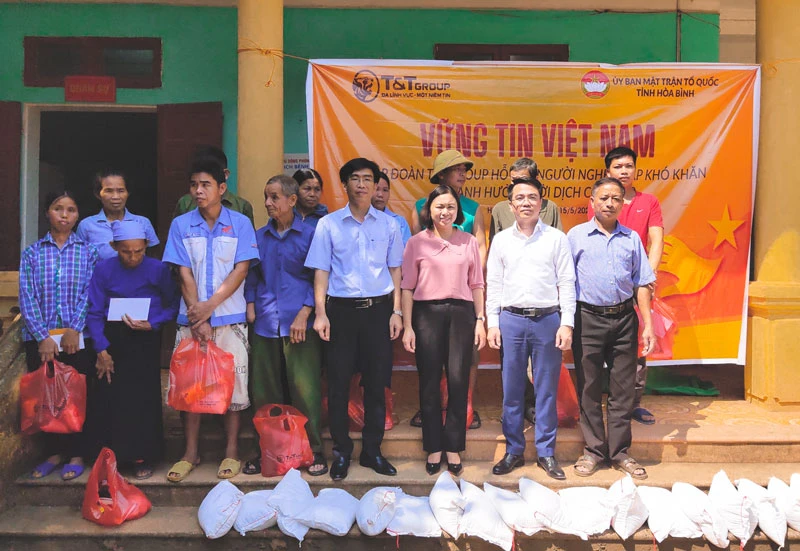 Chương trình “Vững tin Việt Nam” đã đi được 1/3 chặng đường, đến với 9 tỉnh thành, trực tiếp hỗ trợ, động viên gần 6 nghìn hộ nghèo gặp khó khăn do ảnh hưởng của dịch Covid-19. 