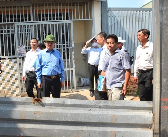 Đồng chí Nguyễn Thiện Nhân tìm hiểu việc xây dựng tại xã Vĩnh Lộc A, huyện Bình Chánh. Ảnh: VIỆT DŨNG 