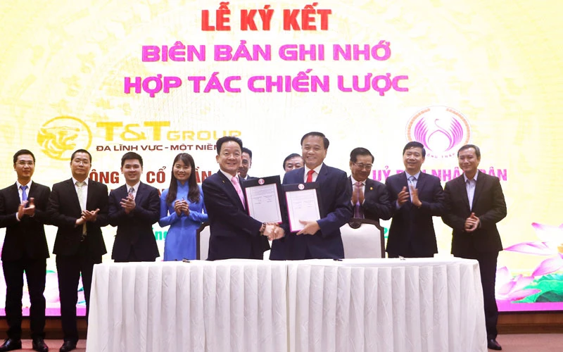 Ông Đỗ Quang Hiển, Chủ tịch HĐQT kiêm Tổng Giám đốc Tập đoàn T&T Group và ông Nguyễn Văn Dương, Chủ tịch UBND tỉnh Đồng Tháp tiến hành ký kết thỏa thuận hợp tác chiến lược toàn diện