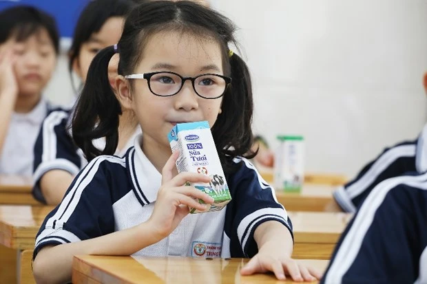 Các em học sinh tại Hà Nội thụ hưởng chương trình Sữa học đường ngay khi đi học lại sau thời gian giãn cách do dịch COVID-19.