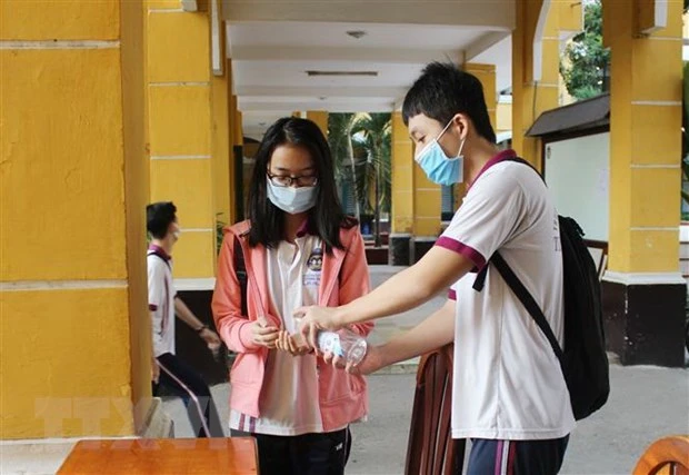 Học sinh rửa tay bằng dung dịch sát khuẩn trước khi vào lớp. (Ảnh: Xuân Anh/TTXVN)