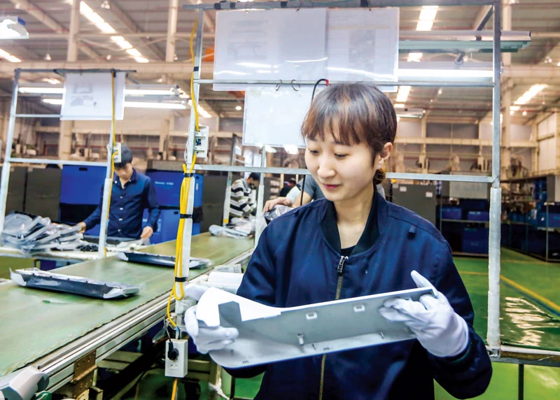 Dây chuyền sản xuất công nghiệp phụ trợ tại công ty NamAe Vina - Hàn Quốc trong KCN Đại An - Hải Dương. Ảnh: VIẾT CHUNG 