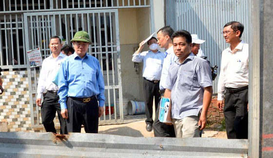 Bí thư Thành ủy TPHCM Nguyễn Thiện Nhân tìm hiểu việc xây dựng tại xã Vĩnh Lộc A, huyện Bình Chánh. Ảnh: VIỆT DŨNG 