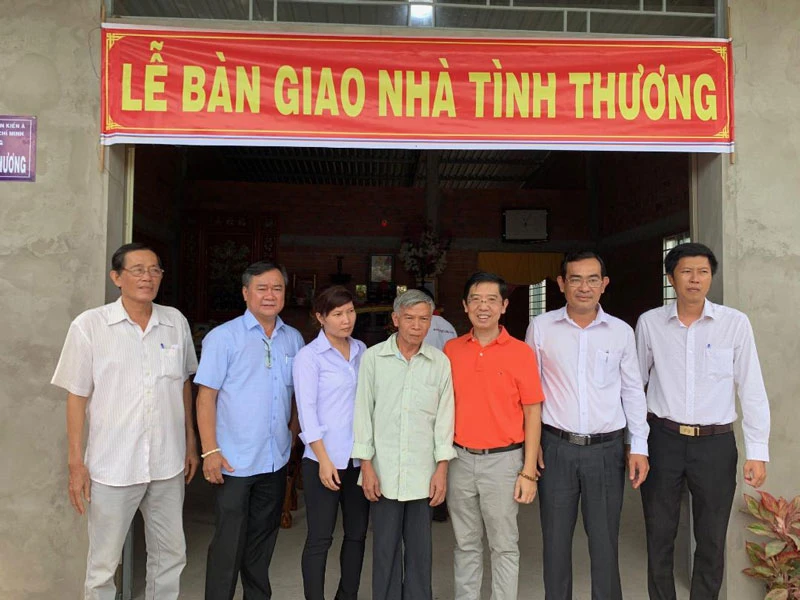Đại diện lãnh đạo huyện Ba Tri, xã Phú Lễ và báo ĐTTC trao căn nhà tình thương cho hộ Trần Văn Thêm.