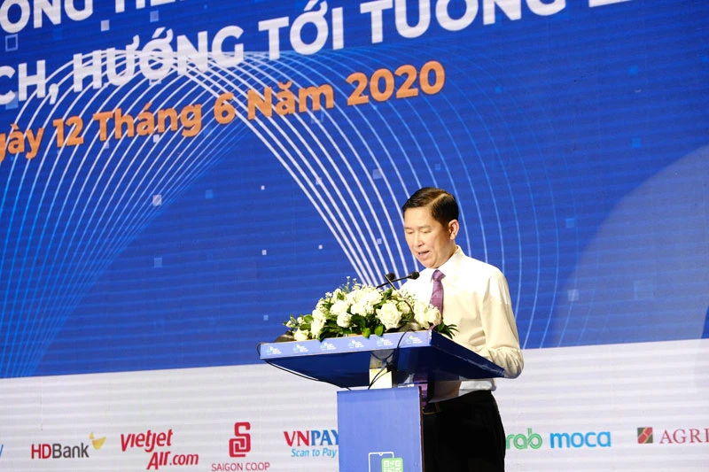 Phó Chủ tịch UBND TPHCM Trần Vĩnh Tuyến phát biểu tại Hội thảo “Xã hội không tiền mặt: Triển khai chính sách, hướng tới tương lai”.