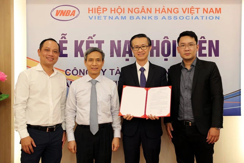 Tổng Thư ký VNBA Nguyễn Toàn Thắng trao quyết định công nhận hội viên chính thức cho FE CREDIT. Ảnh: Minh Hoàng