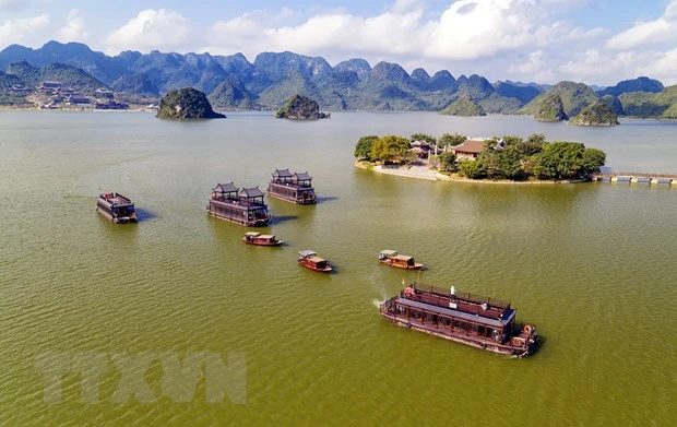 Du thuyền đưa khách tham quan hồ Tam Chúc. (Ảnh: Đại Nghĩa/TTXVN)