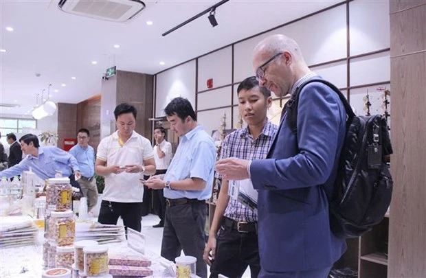 Doanh nghiệp thành phố Hồ Chí Minh giới thiệu sản phẩm cho khách tham quan. (Ảnh: Xuân Anh/TTXVN)