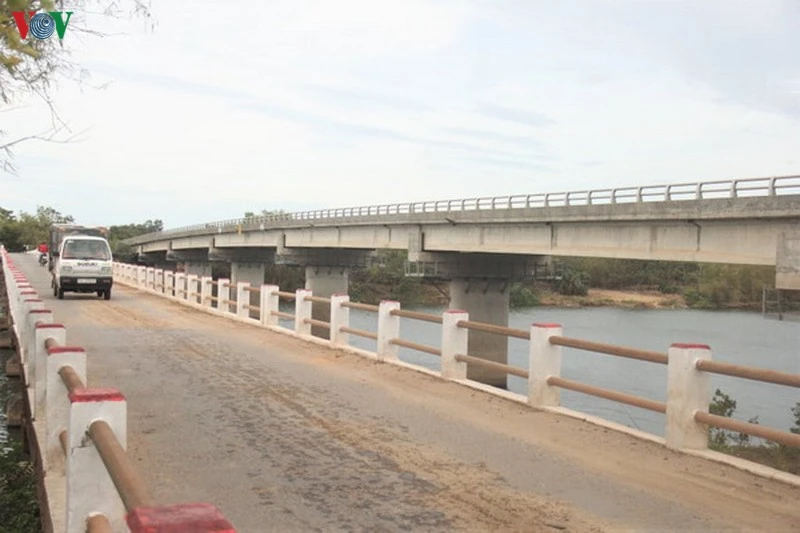 Cầu cũ xuống cấp trong khi cầu An Mô mới xây dựng 10 năm vẫn chưa hoàn thành