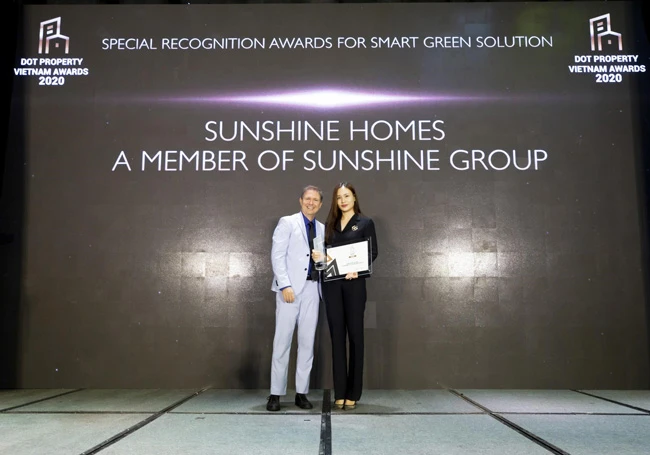 Bà Đỗ Hồng Nhung, Tổng giám đốc Sunshine Sài Gòn đại diện Sunshine Homes nhận “Giải thưởng công nhận đặc biệt cho giải pháp xanh - thông minh 2020” tại Dot Property Vietnam Awards 2020.
