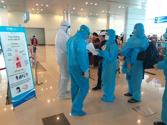Hành khách trên chuyến bay VJ701 từ Đà Nẵng về Cần Thơ ngày 27-7 chờ làm thủ tục khai báo y tế và lấy mẫu xét nghiệtm - Ảnh: T. LŨY