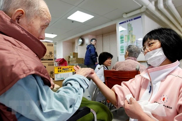 Điều dưỡng viên hỗ trợ người cao tuổi tại Tomioka, tỉnh Fukushima, Nhật Bản. (Ảnh minh hoạ: AFP/TTXVN)