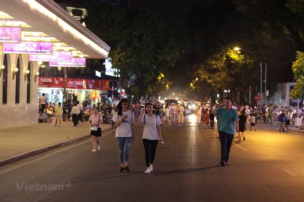 Người dân đi dạo trên phố đi bộ ở Hà Nội. (Nguồn: Vietnam+)
