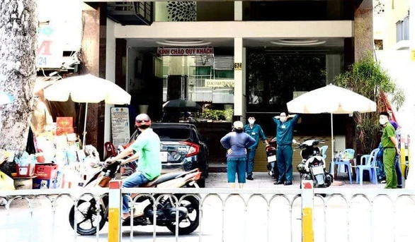 Lực lượng chức năng phong tỏa khu khách sạn đối diện Bệnh viện Chợ Rẫy ngày 29-7 - Ảnh: TỰ TRUNG