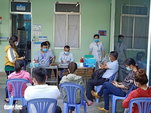Người dân chờ xét nghiệm COVID-19 tại Trạm y tế phường Hiệp Bình Chánh, Q. Thủ Đức, TP.HCM - Ảnh: HOÀNG THÁI