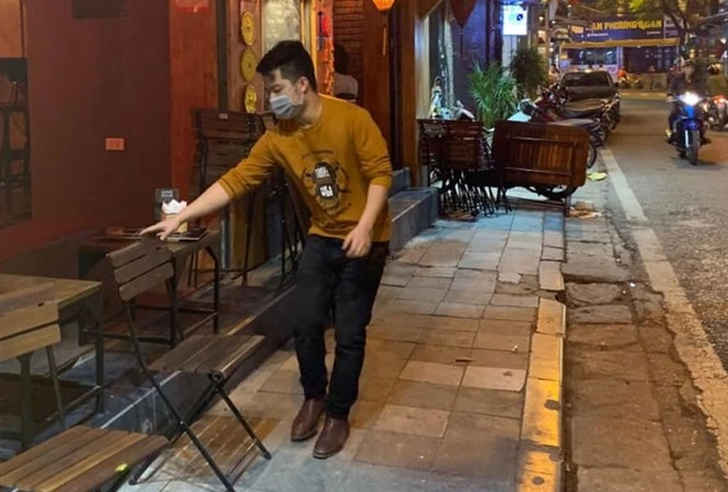 Quận Hoàn Kiếm vận động các quán bar tập trung đông người tại phố cổ đóng cửa