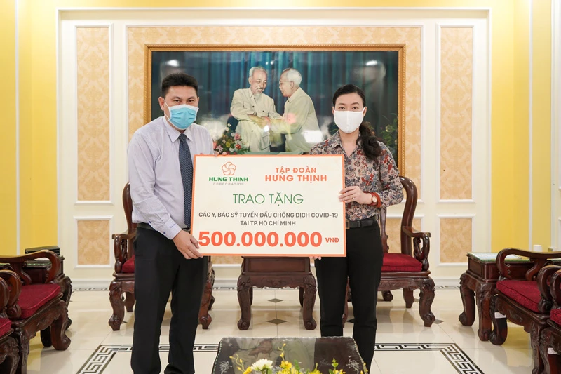 Ông Nguyễn Nam Hiền, Phó Tổng Giám đốc Tập đoàn Hưng Thịnh trao tặng 500 triệu đồng cho đội ngũ y, bác sĩ tuyến đầu chống dịch Covid-19 tại TPHCM thông qua Ủy ban MTTQ Việt Nam TPHCM 