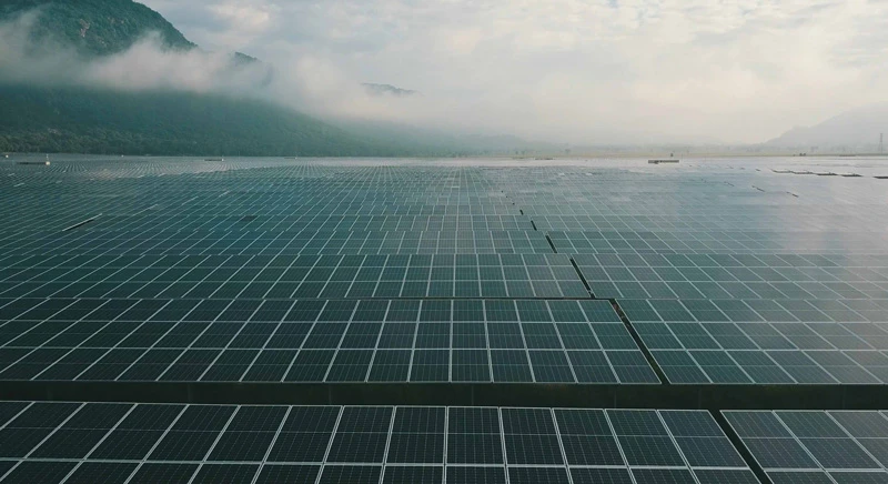 Nhà máy điện năng lượng mặt trời Sao Mai dưới chân núi Cấm.