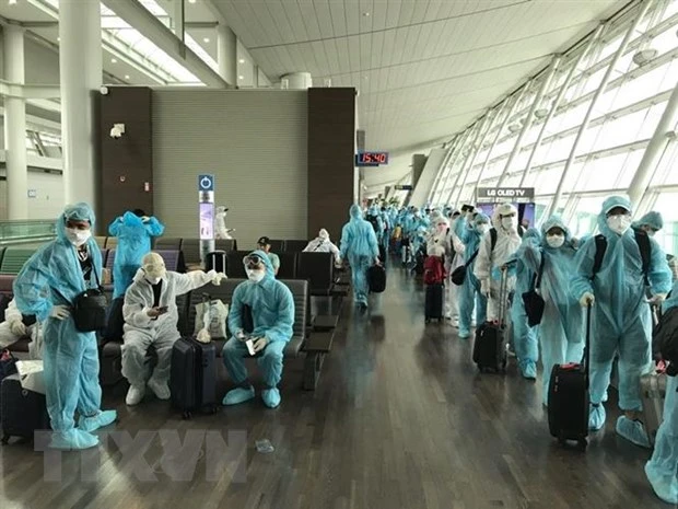 Công dân Việt Nam chờ lên máy bay trở về nước, tại sân bay Incheon, Hàn Quốc. (Ảnh: TTXVN phát)