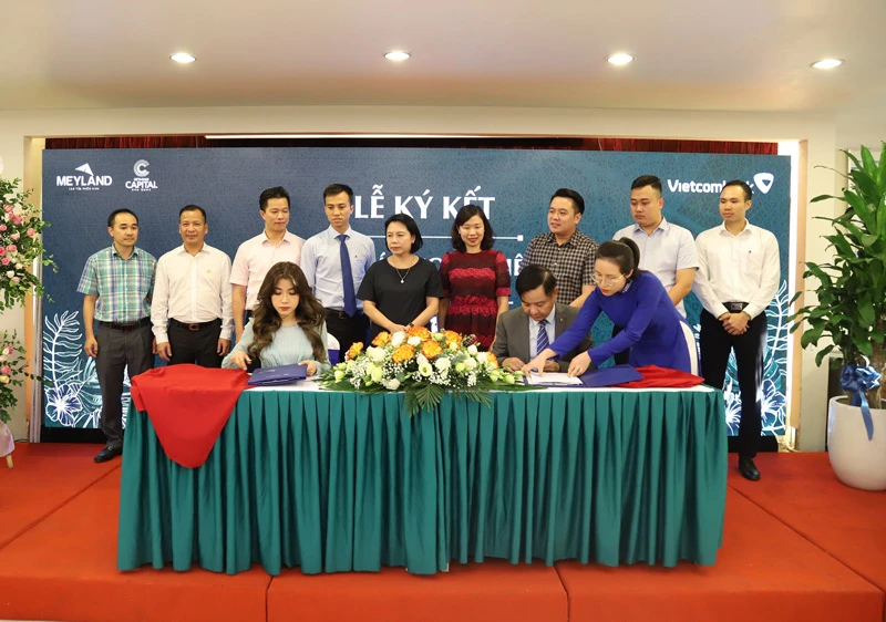 Bà Nguyễn Phương Anh - Phó Tổng Giám đốc Meyland và ông Trần Mạnh Hùng – Giám đốc Vietcombank Hưng Yên ký kết thỏa thuận hợp tác toàn diện