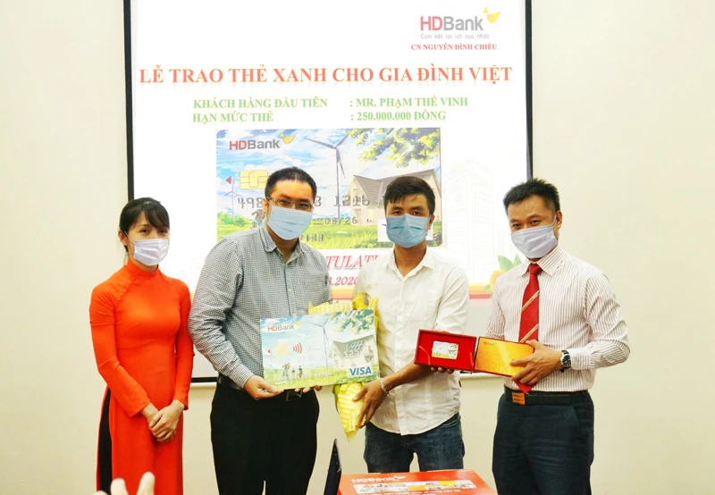 HDBank trao “Thẻ Xanh cho gia đình Việt” cho khách hàng đầu tiên tại TPHCM.
