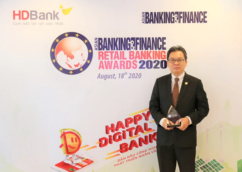 Ông Trần Hoài Phương, Giám đốc Khối Khách hàng doanh nghiệp, đại diện HDBank nhận giải.
