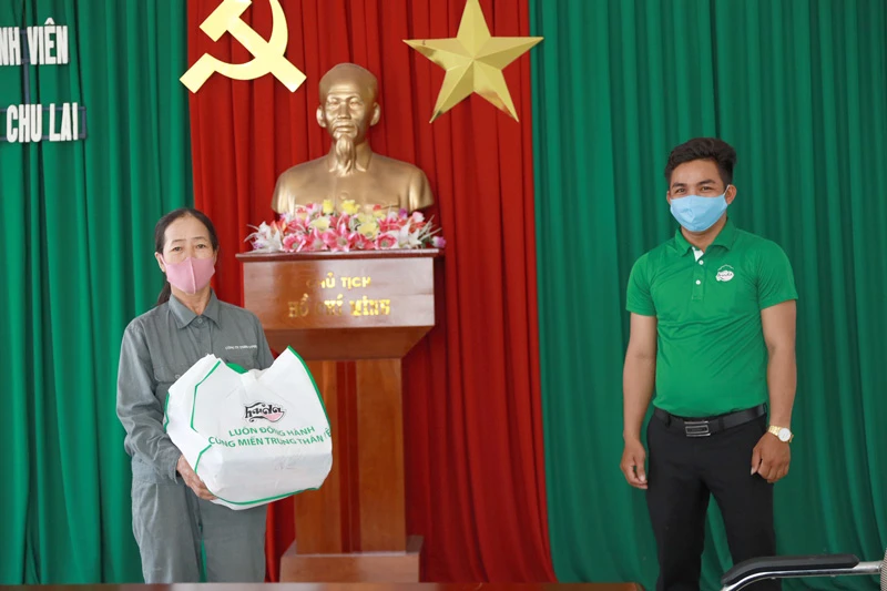 Huda tặng quà cho người dân khó khăn do ảnh hưởng dịch Covid-19 tại Quảng Nam.