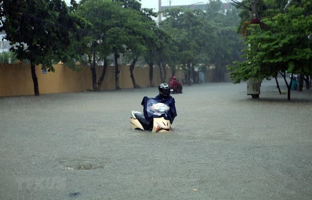 Đường Trường Chinh, thành phố Điện Biên Phủ ngập sâu trong nước. (Ảnh: Phan Tuấn Anh/TTXVN)