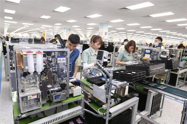 Công nhân Công ty trách nhiệm hữu hạn Samsung Electronics Việt Nam đóng trên địa bàn Khu Công nghiệp Yên Bình, Phường Đồng Tiến, Thị xã Phổ Yên, Tỉnh Thái Nguyên sản xuất điện thoại thông minh. (Ảnh: Anh Tuấn/TTXVN)