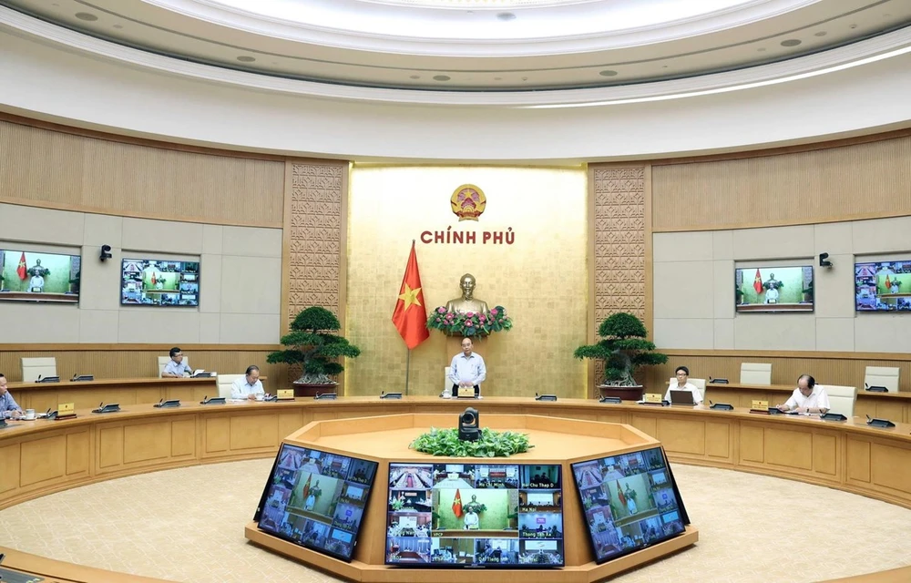 Thủ tướng Nguyễn Xuân Phúc chủ trì phiên họp trực tuyến giữa Thường trực Chính phủ, Ban Chỉ đạo Quốc gia phòng, chống dịch COVID-19 với một số bộ, ngành và địa phương. (Ảnh: Thống Nhất/TTXVN)