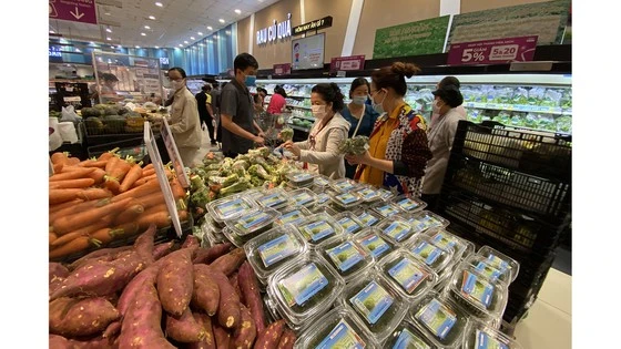 Người dân mua sắm tại Aeon Tân Phú, TPHCM - siêu thị do doanh nghiệp Nhật Bản đầu tư. Ảnh: CAO THĂNG