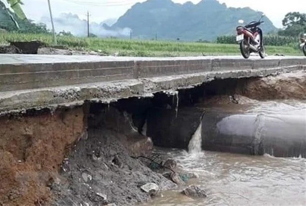Nhiều tuyến đường Yên Bái bị sạt do ảnh hưởng của mưa lớn. (Ảnh: TTXVN phát)