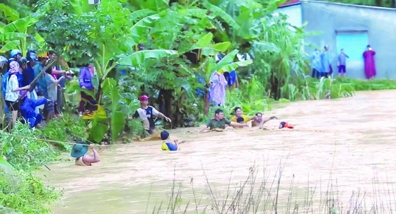 Nỗ lực sơ tán người dân thôn AChiing (xã ATiêng, Tây Giang, Quảng Nam) bị mắc kẹt trong lũ. Ảnh: NGỌC PHÚC 