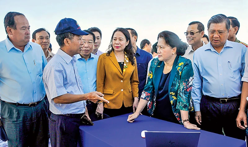 Chủ tịch Quốc hội Nguyễn Thị Kim Ngân, cùng đoàn công tác của Quốc hội và tỉnh An Giang, trong chuyến thăm vùng nuôi cá tra công nghệ cao của Tập đoàn Nam Việt. 