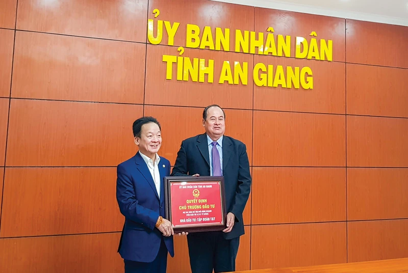 Ông Nguyễn Thanh Bình, Chủ tịch UBND tỉnh An Giang, trao quyết định chủ trương đầu tư cho ông Đỗ Quang Hiển, Chủ tịch HĐQT kiêm Tổng giám đốc T&T Group.