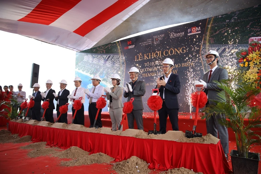 Đại diện chính quyền Bình Thuận, Ban Lãnh đạo Tập đoàn Nam Group, đối tác thi công Ricons và đối tác tư vấn FQM tham gia nghi lễ khởi công dự án Tổ hợp Nghỉ dưỡng và Thể thao biển Thanh Long Bay. 