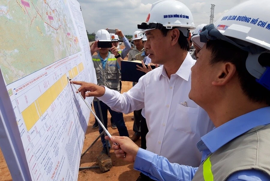 Thứ trưởng Bộ GTVT Lê Đình Thọ kiểm tra hiện trường dự án cao tốc Cam Lộ - La Sơn, một trong những đoạn tuyến đầu tiên được khởi công của cao tốc Bắc-Nam phía Đông. Ảnh: Báo Giao thông