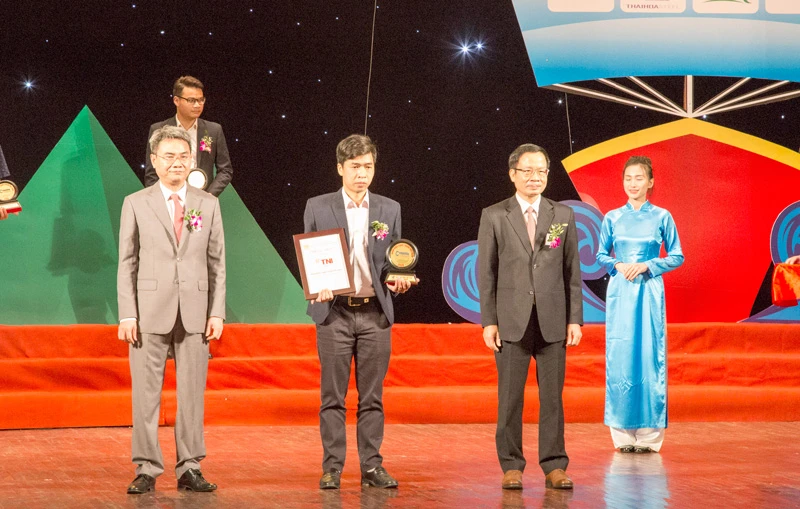 Ông Nguyễn Minh Huân đại diện TNI Holdings Vietnam nhận Chứng nhận “Nhãn hiệu nổi tiếng – Nhãn hiệu cạnh tranh Việt Nam sáng 26-9