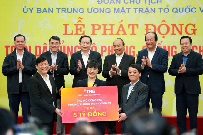 Đại diện Tập đoàn TNG Holdings Vietnam ủng hộ 5 tỷ đồng vào Quỹ “Phòng chống dịch Covid-19”