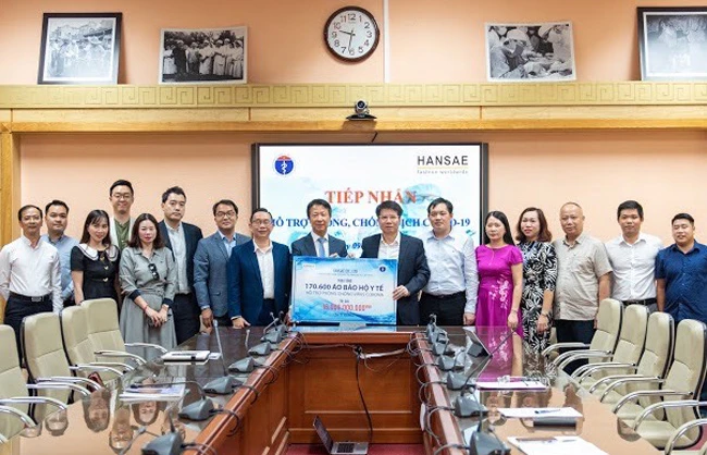 Hansae trao tặng áo choàng y tế trị giá 16 tỷ đồng cho Bộ Y tế