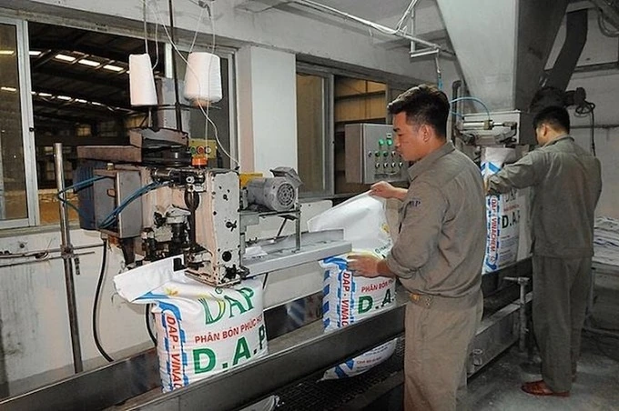 Công nhân sản xuất phân đạm tại Nhà máy DAP-1 Hải Phòng. Ảnh: DAP.