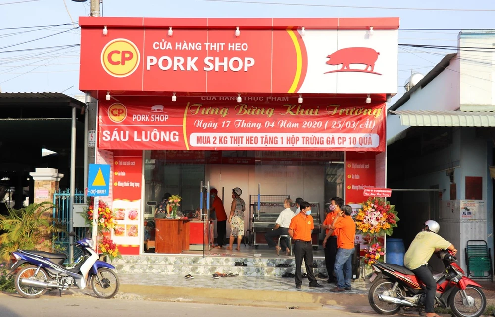 Một cửa hàng bán lẻ bình ổn giá thịt lợn. (Ảnh: Lê Đức Hoảnh/TTXVN)