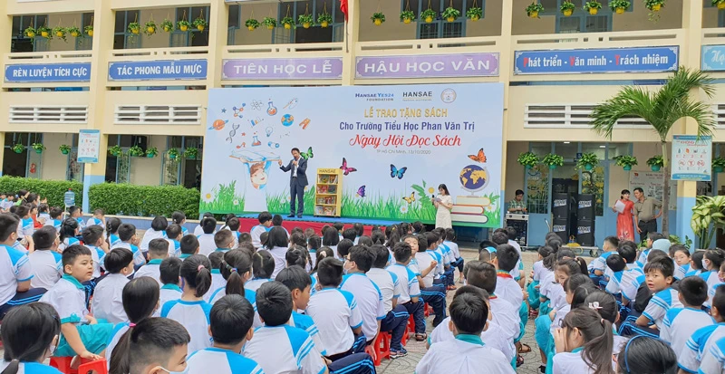 Trao tặng 10.000 cuốn sách cho 100 trường tiểu học tại TPHCM