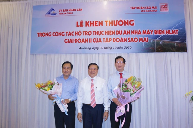 Lãnh đạo Tập đoàn Sao Mai tặng hoa tri ân cho lãnh đạo tỉnh An Giang, vì sự quan tâm đặc biệt của cấp chính quyền đã tạo nên thành công cho dự án. Ảnh: Tuna