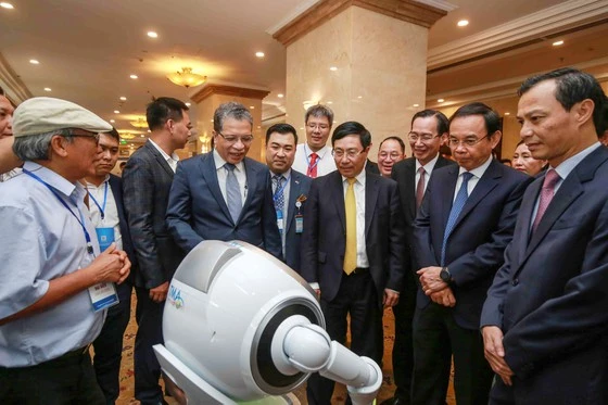 Phó Thủ tướng Phạm Bình Minh và Bí thư Thành ủy TPHCM Nguyễn Văn Nên cùng các đại biểu tham quan các gian hàng công nghệ trưng bày tại hội nghị. Ảnh: DŨNG PHƯƠNG