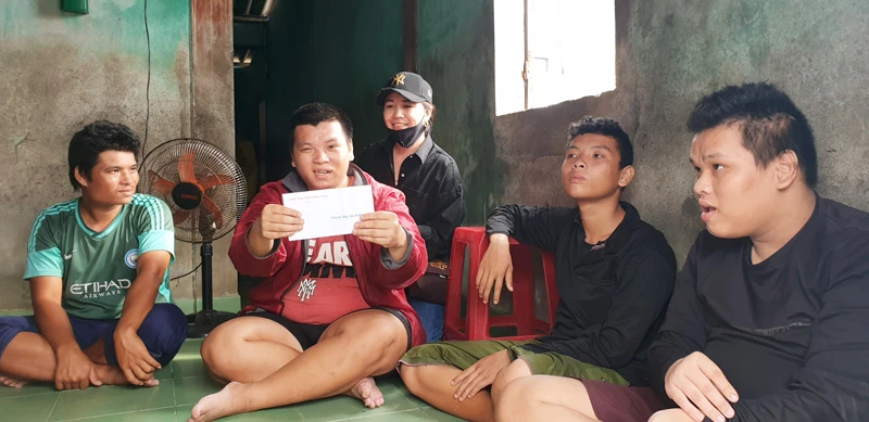 Chị Bùi Thị Tùng trao quà hỗ trợ gia đình khó khăn vì bão lũ có đến 4 đứa trẻ tâm thần ở thị trấn Thuận An, huyện Phú Vang, tỉnh Thừa Thiên – Huế.