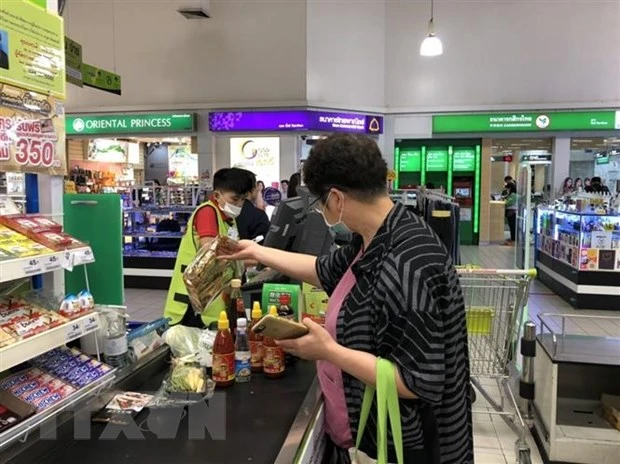 Người dân Thái Lan đi mua sắm tại các siêu thị. (Ảnh: Ngọc Quang/TTXVN)